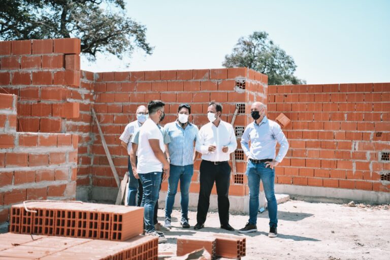 Ariel Sujarchuk y Beto Ramil supervisaron la construcción del nuevo CDI del barrio La Chechela y la edificación de 57 viviendas en el barrio Philips