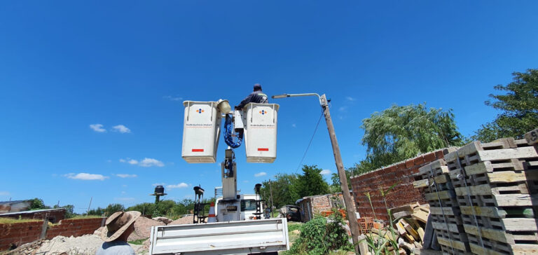 Espacio Público: la Municipalidad avanza con trabajos de iluminación y construcción de veredas en distintos puntos del distrito.