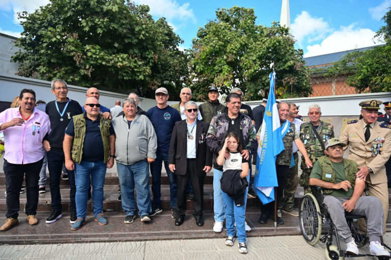 Malvinas: la Municipalidad realizó un homenaje y entregó vouchers para que cuatro veteranos puedan volver a las Islas