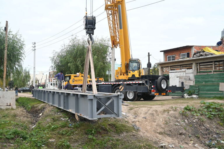 Avanza la construcción de un puente peatonal que conectará a Maquinista Savio y Garín