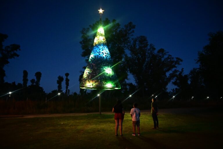 Navidad sostenible: el Municipio armó un imponente arbolito con materiales reciclables en el Parque Papa Francisco