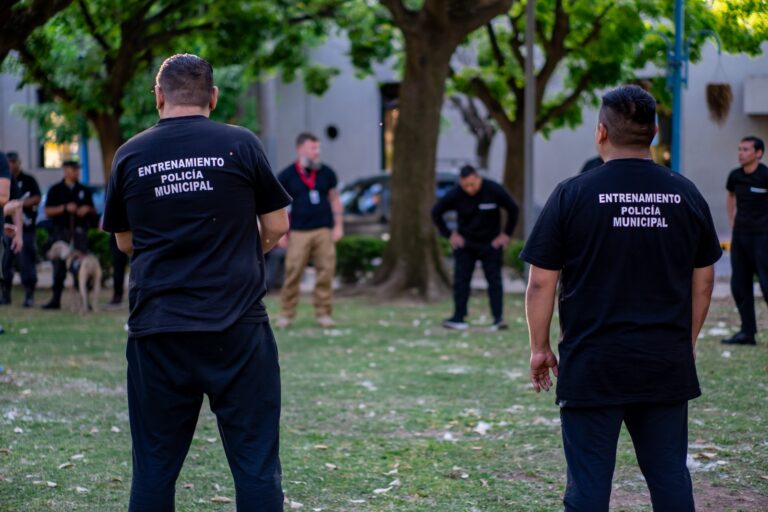 Primera experiencia de la Policía Municipal de Escobar: cadetes que estaban entrenando redujeron a un hombre que acosó a su expareja en la calle