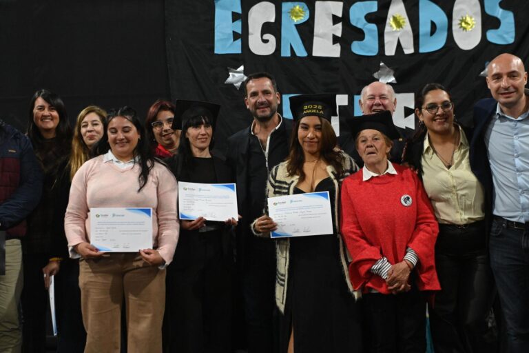 Nunca es tarde para estudiar: 115 adultos terminaron el secundario gracias al Plan FinEs en Escobar