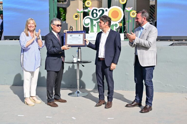 Ariel Sujarchuk y Axel Kicillof encabezaron el acto por el 66° aniversario del partido de Escobar