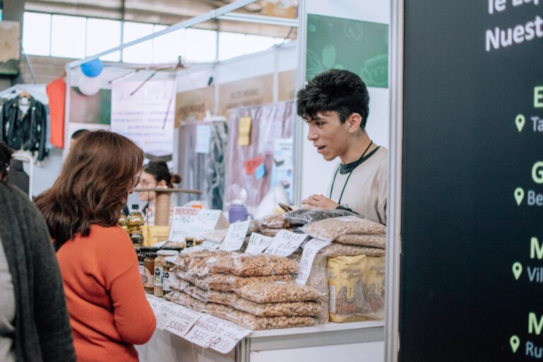 Desde remeras a $4.900 hasta zapatillas a $55.000, algunas de las ofertas del Mercado de Oportunidades en la Fiesta Nacional de la Flor
