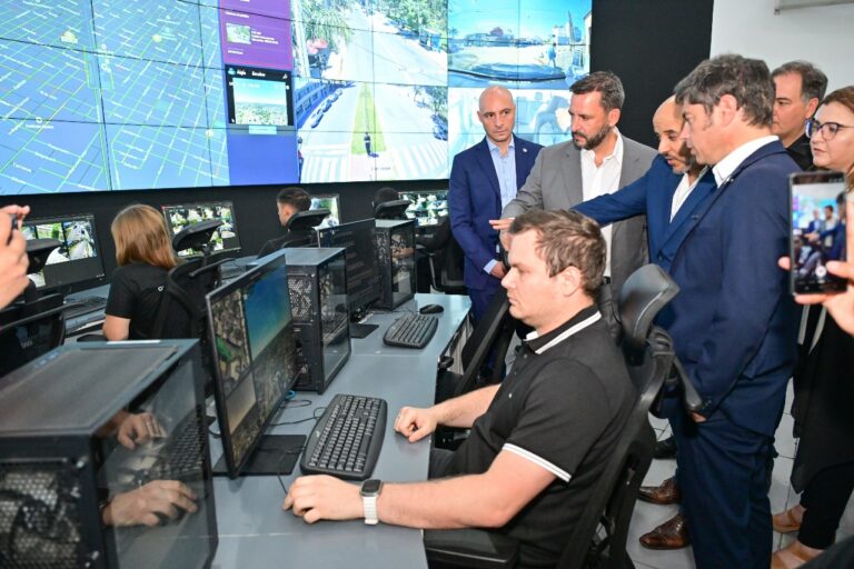 Sujarchuk y Kicillof recorrieron el Centro de Monitoreo ampliado y presentaron nuevos patrulleros