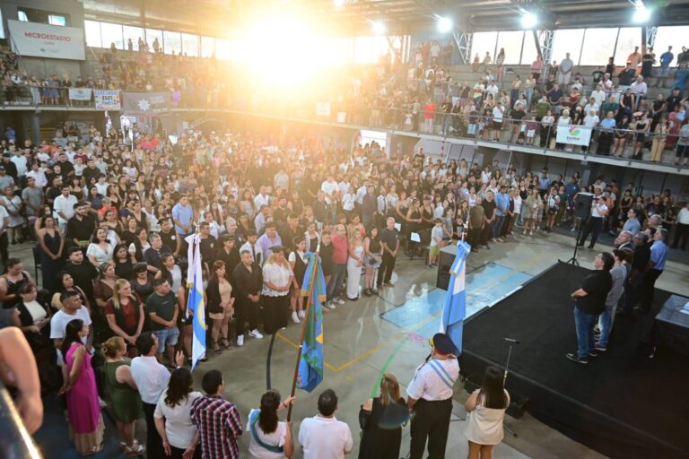 En un microestadio colmado, se entregaron los diplomas del Plan FinEs 2025