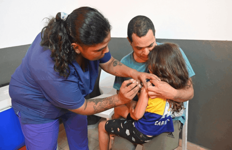 Operativos sanitarios: vacunas de calendario, firma de libretas y testeos gratuitos