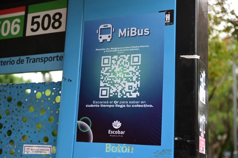 Movilidad inteligente: Escobar suma códigos QR de Mi Bus en 15 paradas del distrito