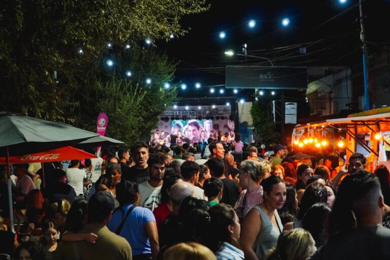 Ya es un clásico: más de 6.000 personas se sumaron a la octava edición de la Peatonal Ochentosa