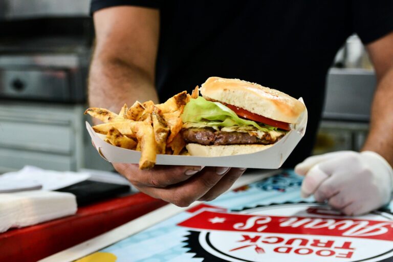 El jueves 28, el Día de las Hamburguesas llega a Escobar con precios especiales y combos irresistibles 